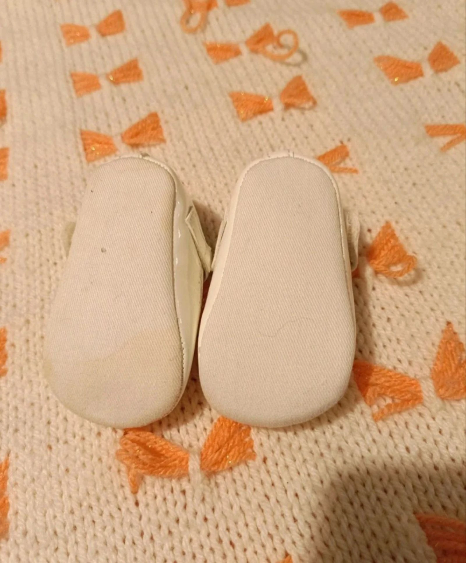 Sapatilhas brancas vernizadas OKAÏDI – Tamanho 1-6 meses – Bom estado – photo 3